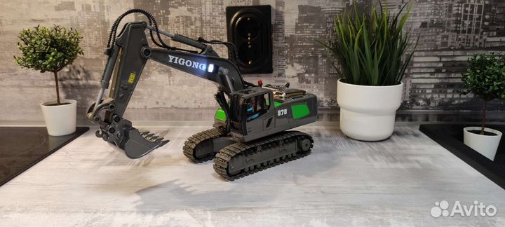 Черно-зеленый экскаватор