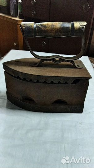 Старинный угольный утюг