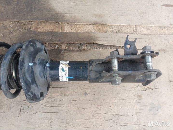 Стойка амортизатора передняя левая Honda Civic 8