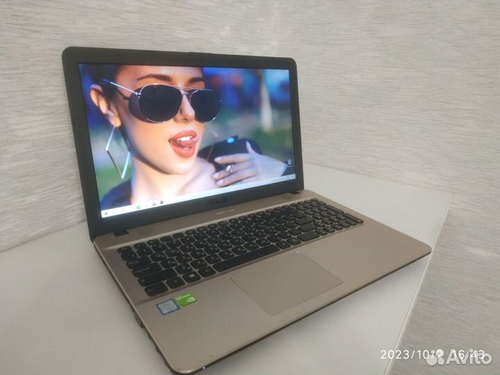 Asus i3-6006u/Nvidia gt920mx/8 GB DDR4/240 SSD