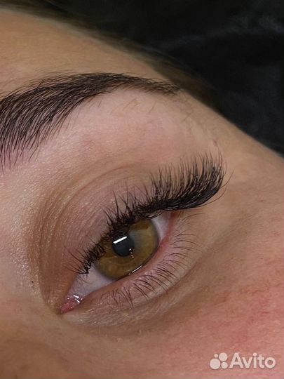 Наращивание ресниц, оформление бровей