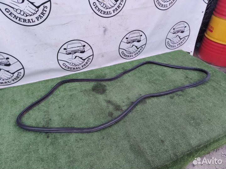 Уплотнительная резинка двери багажника Toyota Land