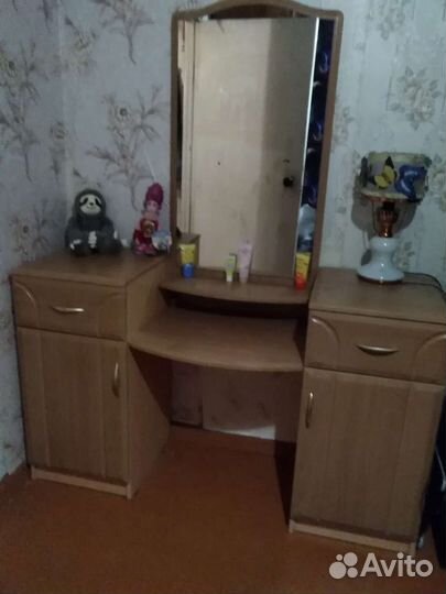 Трюмо с зеркалом