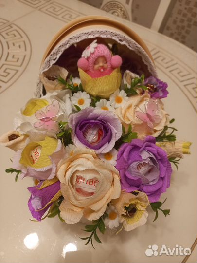 Цветы с конфетами на выписку из роддома в люльке