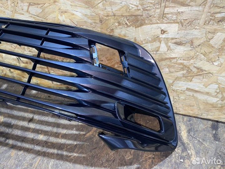 Решетка бампера центральная Toyota Camry V70