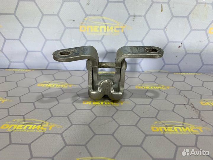 Петля двери нижняя передняя левая Opel Astra J