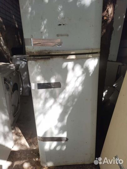 Холодильники нерабочие и запчасти на них
