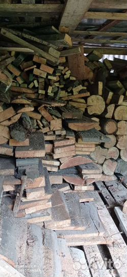 Старый распиленный бревенчатый дом, дрова