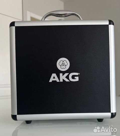 AKG студийный микрофон P220