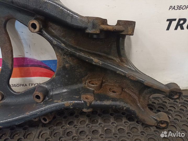 Кронштейн переднего амортизатора