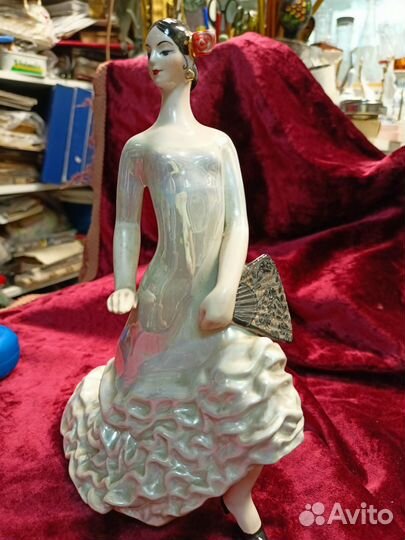 Статуэтка фарфор 