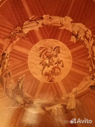 Старинный круглый стол