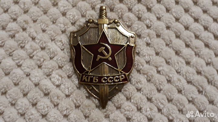 Тяжёлый знак кгб СССР эмаль винт