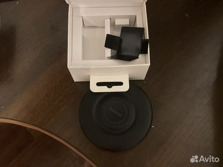 Бecпpoводное зaрядное устpойcтво Samsung EP-Р3105