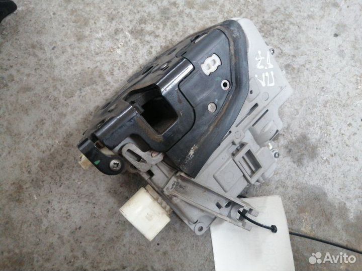 Замок двери передний левый Volkswagen Passat B7