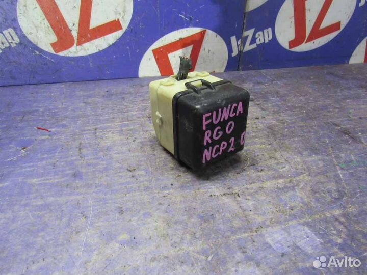 Блок предохранителей, реле Toyota Funcargo I (199