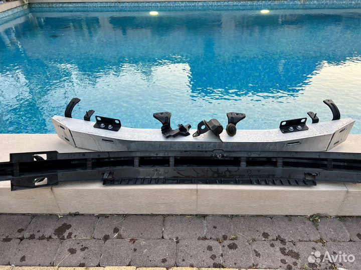 Усилитель бампера на Toyota 300