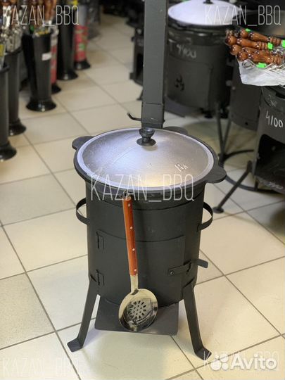 Казан чугунный и печь с трубой