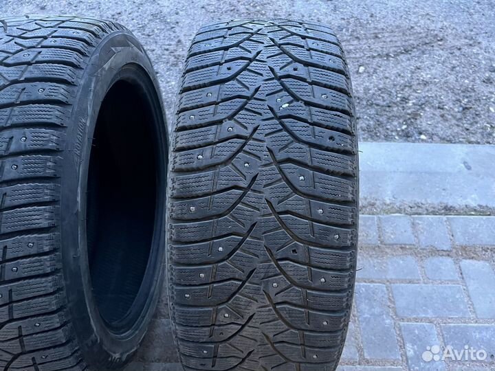 Bridgestone Blizzak Spike-02 235/45 R18 89T