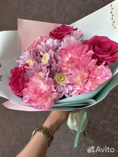 Букет с розами, хризантемами и гвоздиками