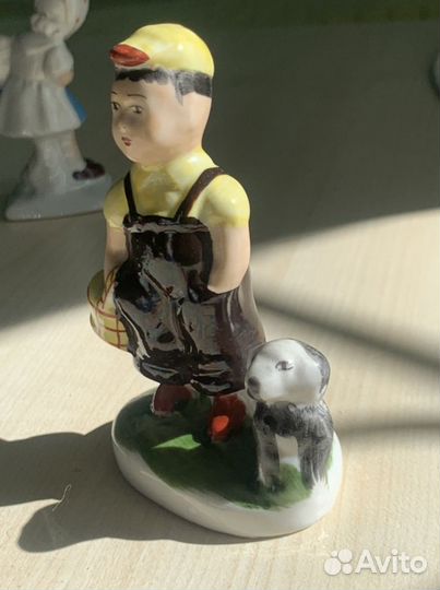 Фарфоровая статуэтка «мальчик с собакой»