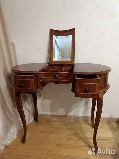 Туалетный столик с зеркалом