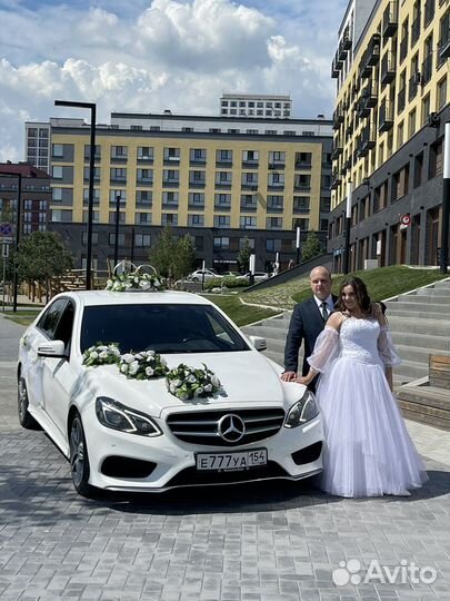 Свадебные украшения на машину, белые розы кольца