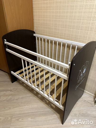 Детская кроватка с маятником и ящиком