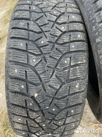 Bridgestone Blizzak Spike-02 215/55 R16