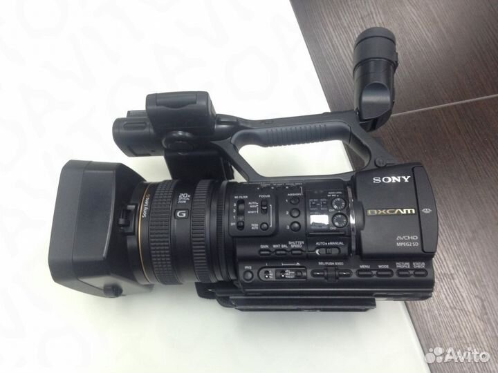 Продаю видеокамеру Sony HXR-NX5E