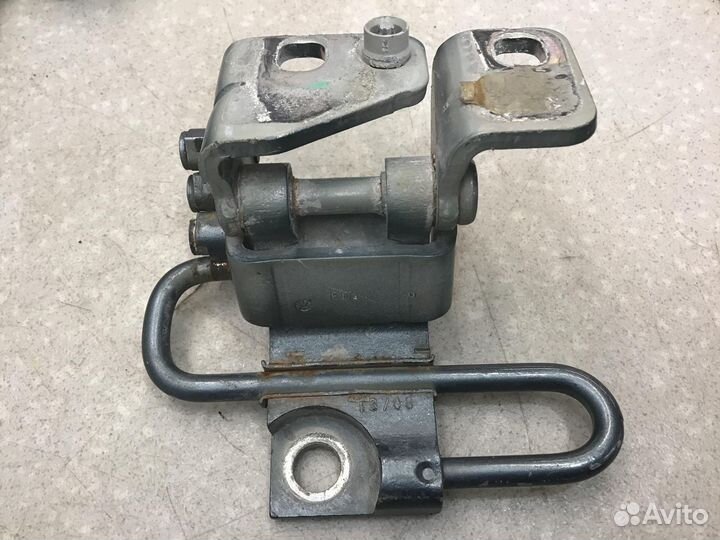 Петля двери передней правой нижняя VW Jetta 2006-2