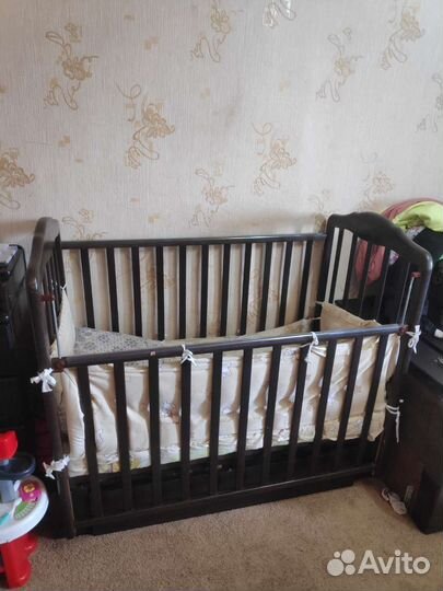 Детская кроватка с маятником