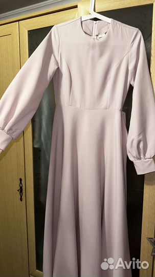 Пудровое вечернее платье на мероприятие