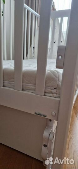 Детская кроватка с маятником, ящиком и матрацем