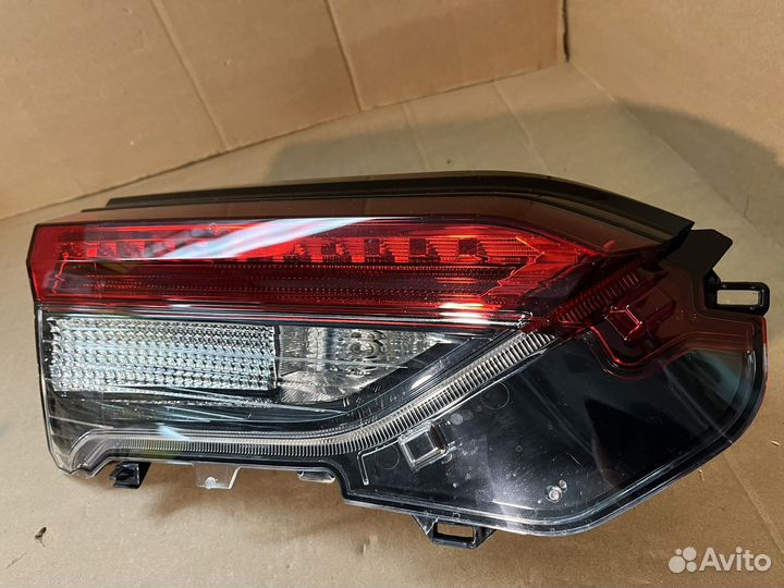 Задний левый фонарь в крышку Toyota RAV4 xa 50