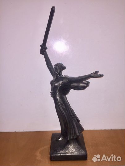 Статуэтка родина мать