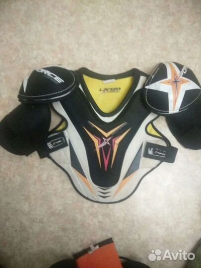 Нагрудник, шорты и шлем на подростка