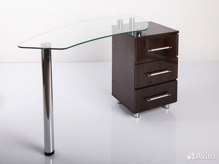 Маникюрный стол 