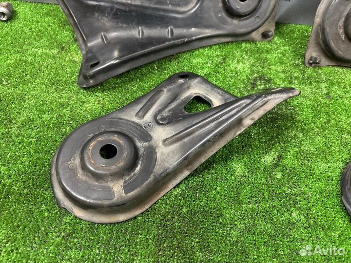 Крепление подрамника переднее Lexus Es250 ASV60