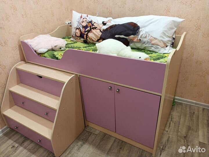 Детская кровать чердак со столом и шкафом