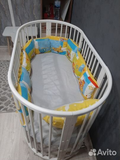 Детская кроватка с маятником