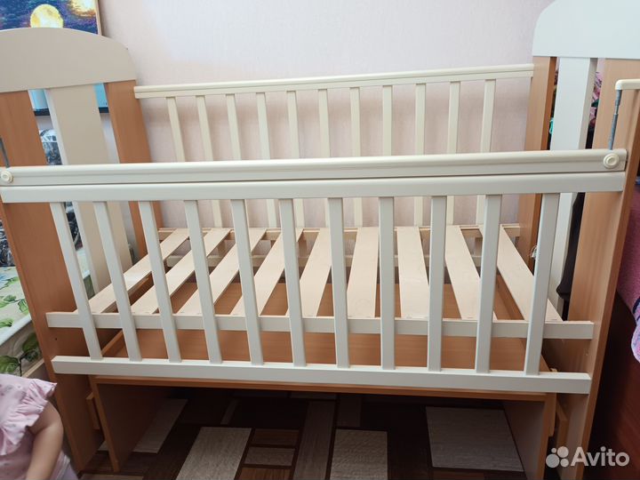 Детская кроватка с маятником и ящиком