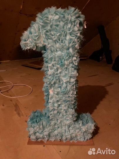 Стульчик для кормления и праздничная цифра