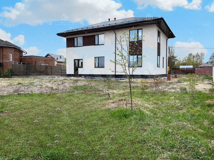 Дом 196 м² на участке 12,2 сот.