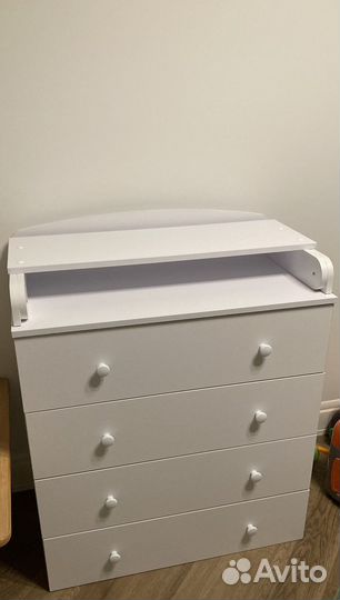 Комод, детская кроватка и матрац