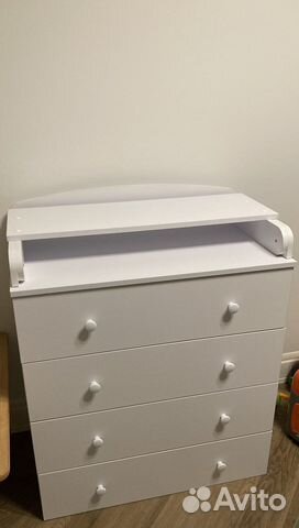 Комод, детская кроватка и матрац