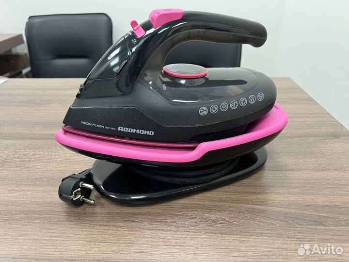 Беспроводной утюг Redmond RI-C234