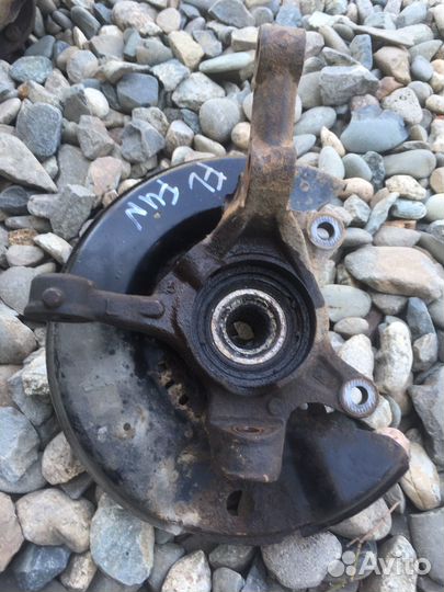 Toyota funcargo кулак поворотный левый