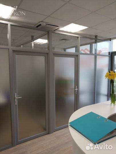 Стеклянные перегородки в офис на заказ зонирование