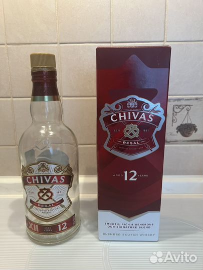 Коробки и пустые бутылки от алкоголя в коллекцию